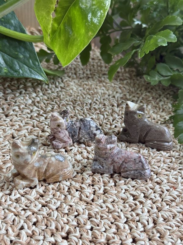 Liggende katt i kleberstein ca 4 cm