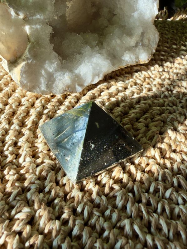 Pyritt pyramide 4cm