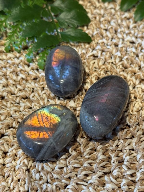 Labradoritt lommesten (AAA), medium