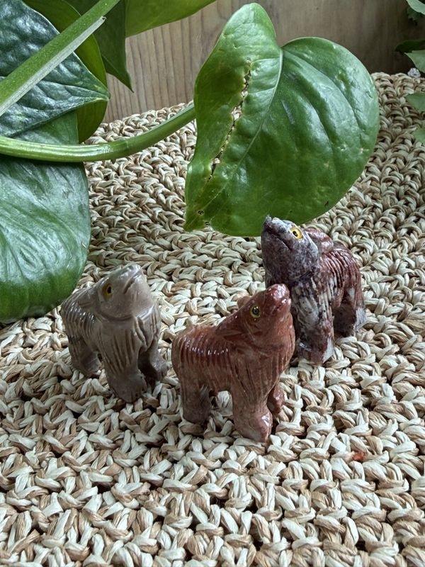 Ulende hund i kleberstein ca 4 cm